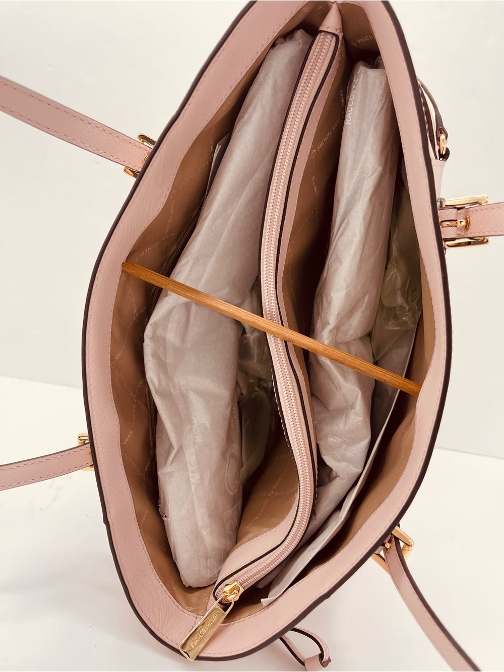 NWT Michael Kors Voyager Lg Saffiano Leather Shoulder EW Tote 
Powder Blush - Picture 14 of 16